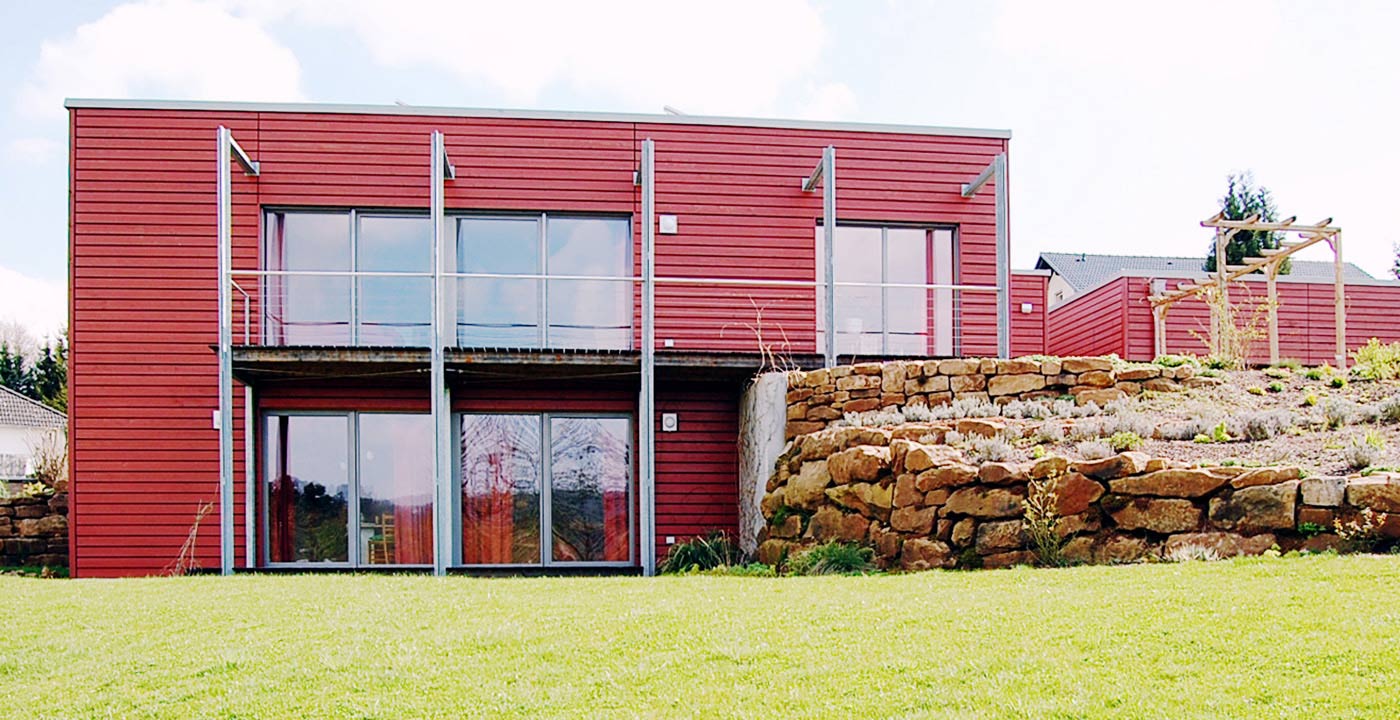 Holzhaus mit Trockenbeet mit artenfreundlicher Sandsteinmauer